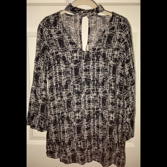 Kirious dark gray and white pattern tunic. - Picture 1 of 9